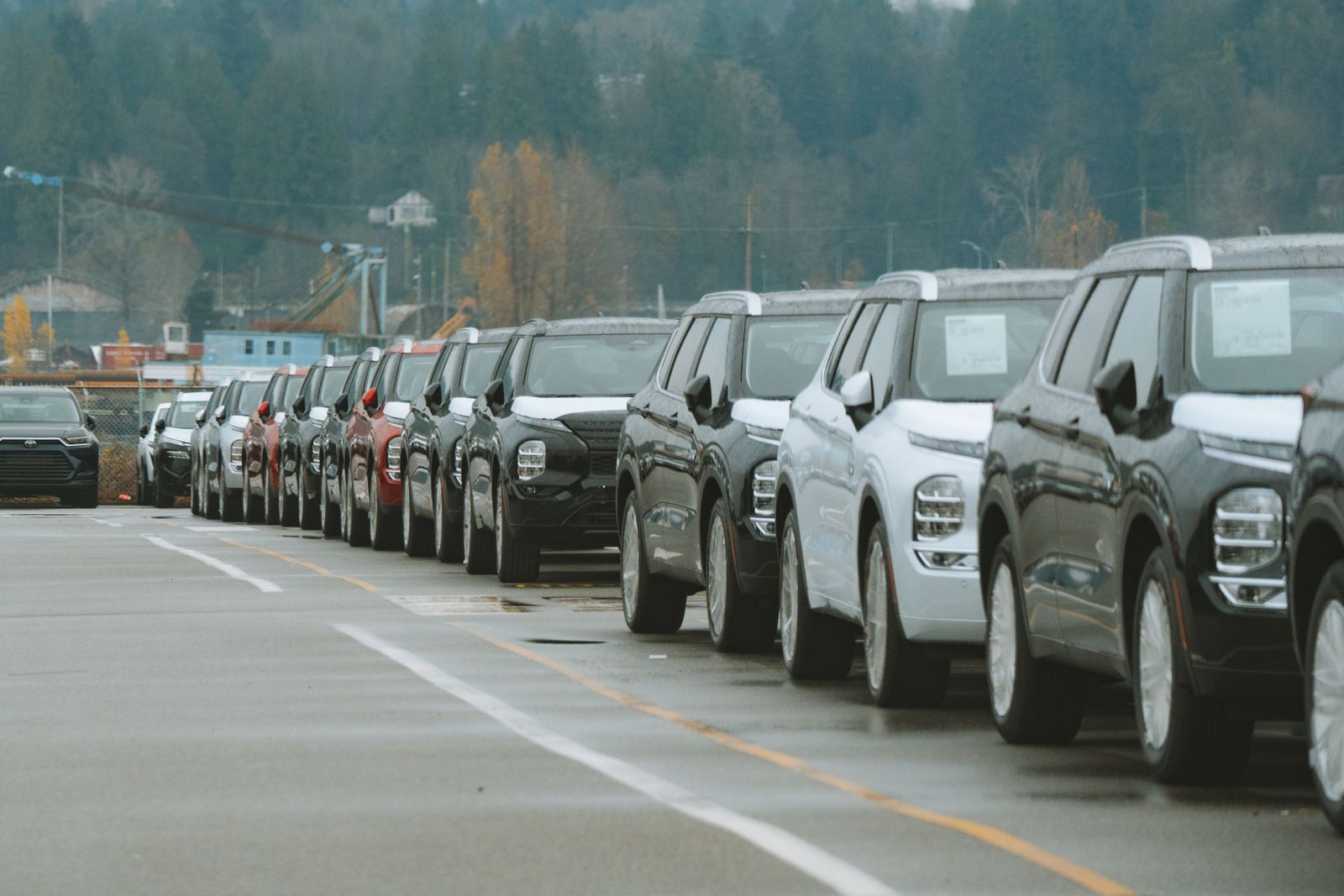 Новые автомобили в порту перед погрузкой